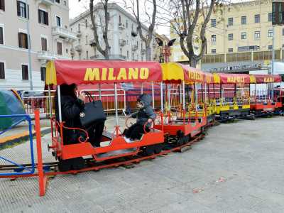 Altra giostra � il trenino sui binari. A bordo, sul vagone di colore rosso con fermata Milano, vediamo divertirsi Edoardo, di 4 anni, seduto di fronte alla mamma